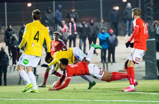 Kalmars Muktar Ahmed och Falkenbergs Godsway Donyoh i kamp
