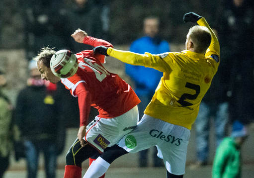 Kalmars Pär Eriksson och Falkenbergs Rasmus Sjöstedt  i kamp
