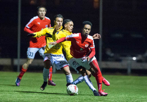 Kalmars Muktar Ahmed fälls av en falkenbergspelare