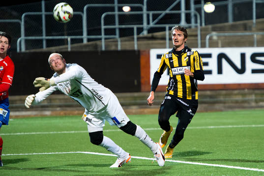 Östers målvakt Rasmus Rydén kastar sig efter ett skott från Häckens Dardan Rexhepi