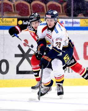 Djurgårdens Emil Lundberg med pucken