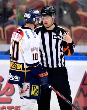 Djurgårdens Joakim Eriksson pratar med domare Mikael Nord