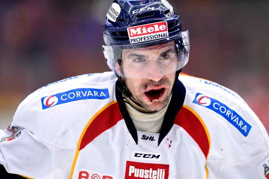 Djurgårdens Steve Saviano blöder från munnen