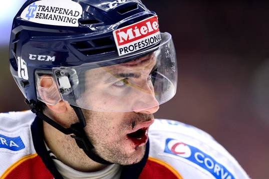 Djurgårdens Steve Saviano blöder från munnen