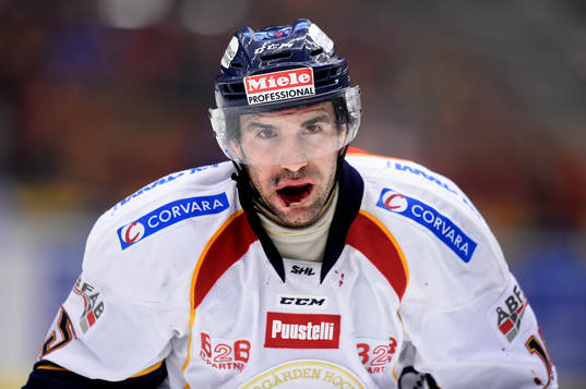 Djurgårdens Steve Saviano lämnar isen blödande från