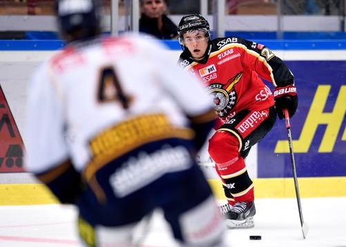 Luleås Daniel Zaar med pucken