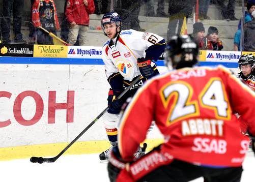 Djurgårdens Simon Gysbers med pucken