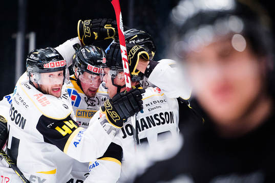 Västerås spelare med Per Helmersson (tv) jublar