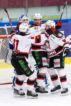 Malmö Redhawks Magnus Häggström gör mål 3-4 och jublar