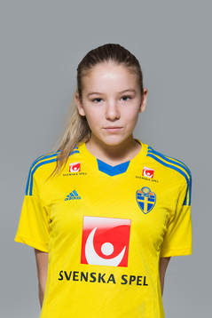 Clara Berggren som spelar i F16/99-landslaget, poserar för ett porträtt den 27 februari 2015 i Stockholm.