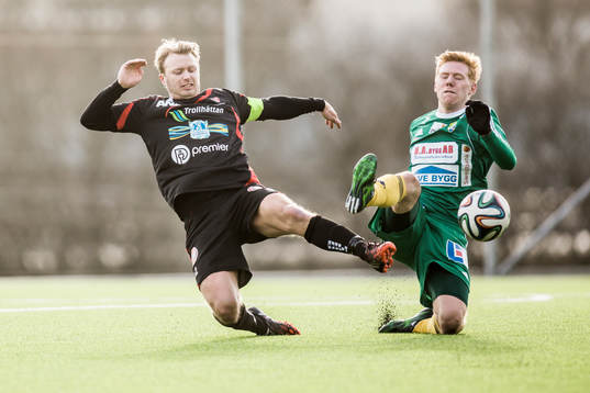 Trollhättans David Bennhage (v) och Ljungskiles Hampus Andersson (h) i duell