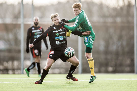 Trollhättans David Bennhage (v) och Ljungskiles Hampus Andersson (h) i duell
