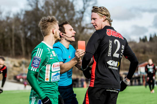 Ljungskiles Niclas Andersén tjafsar med Trollhättans Fredrik Sundström (h) samtidigt som domaren visar rött kort till Niclas Andersén