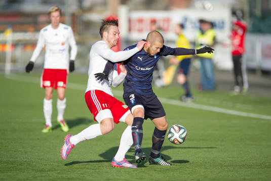 Malmö FFs Anton Tinnerholm  i närkamp med Hudiksvalls Johan Brolin