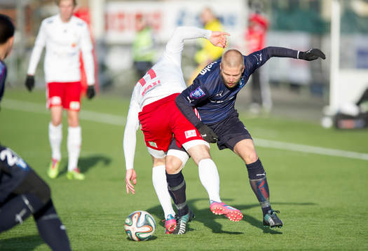 Malmö FFs Anton Tinnerholm  i närkamp med Hudiksvalls Johan Brolin