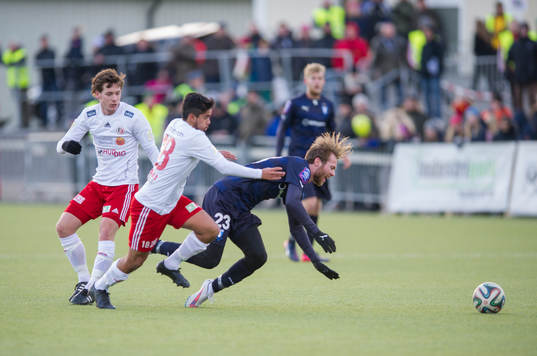 Hudiksvalls Lucas Dullagahn tacklar omkull Malmös Jo Inge Berget
