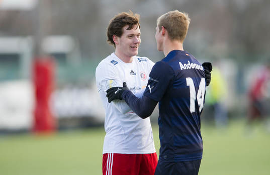 Hudiksvalls Ludvig Sundström tackar Malmö FFs Simon Kroon