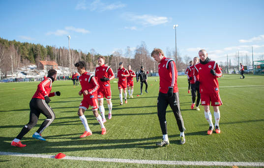 Hudiksvalls värmer upp innan fotbollsmatchen i Svenska cupen mellan Hudiksvall och Malmö den 28 Februari 2015 i Hudiksvall.
