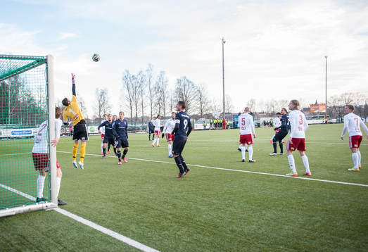 Hudiksvalls målvakt Niclas Larsson räddar målchans