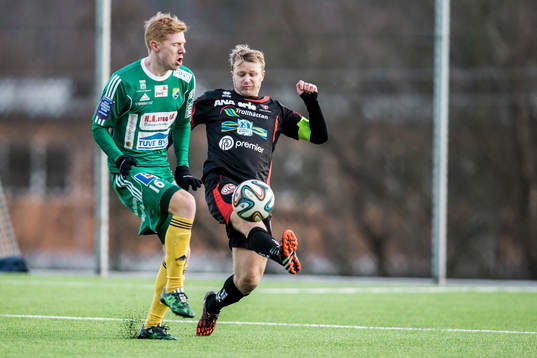 Ljungskiles Hampus Andersson i duell med Trollhättans David Bennhage