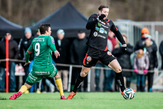 Trollhättans Robert Bagger tar sig förbi Ljungskiles Hannes Stiller
