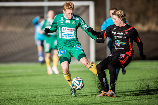 Trollhättans Oscar Enher (h) i duell med Ljungskiles Hampus Andersson