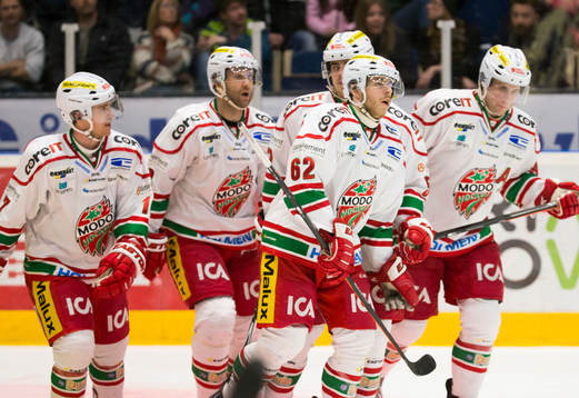 Modos Niklas Nordgren firar med Kyle Flanagan  (v) och Janos Hari