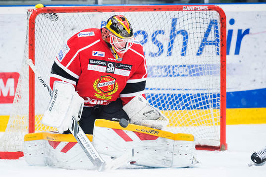 Almtunas målvakt Jonas Johansson gör en räddning