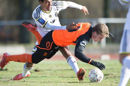 s Noah Sonko Sandberg och Kristianstads Joel Nilsson  i matchen i Svenska cupen mellan Kristianstad och AIK i Kristianstad 28 februari 2015.