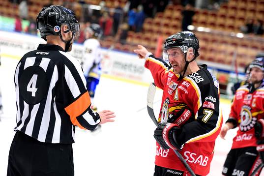 Luleås Jan Sandström är uppröd på domare Marcus Linde