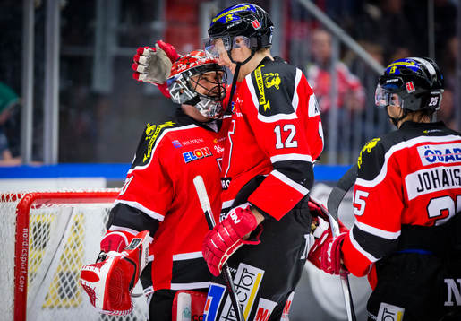 Örebros målvakt Julius Hudacek och Marko Anttila  jublar
