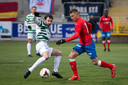 Helsingborgs Jordan Larsson i kamp om bollen mot en Västerås spelare