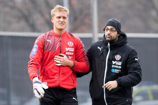 Helsingborgs målvakt Pär Hansson bröt lillfingret