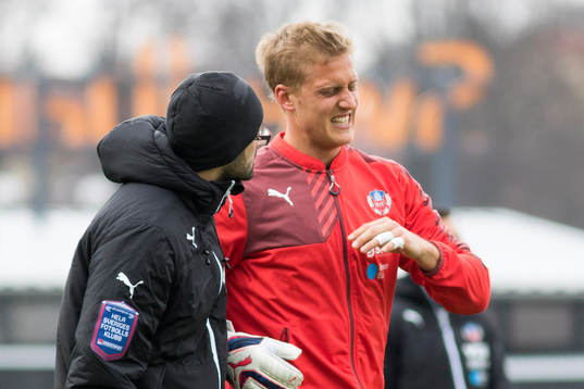 Helsingborgs målvakt Pär Hansson bröt lillfingret