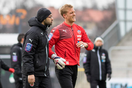 Helsingborgs målvakt Pär Hansson bröt lillfingret