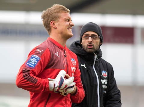 Helsingborgs målvakt Pär Hansson bröt lillfingret