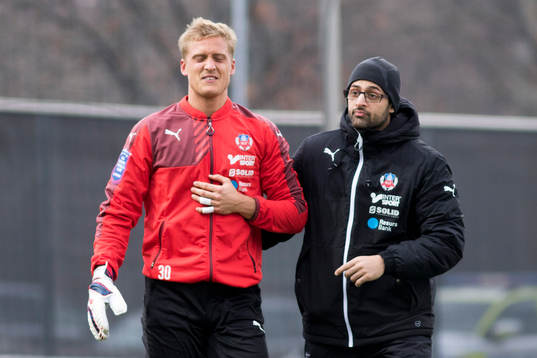 Helsingborgs målvakt Pär Hansson bröt lillfingret
