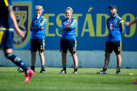 Förbundskapten Pia Sundhage och assisterande