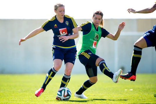 Jenny Hjohlman i närkamp med Hanna Folkesson