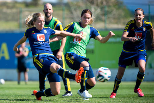 Linda Sembrant i närkamp med Hanna Folkesson