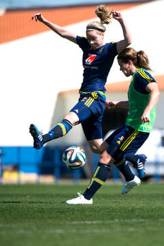 Lisa Dahlkvist i närkamp med Hanna Folkesson