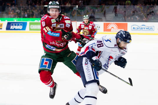 Frölundas Anton Blidh åker på en tackling av Linköpings