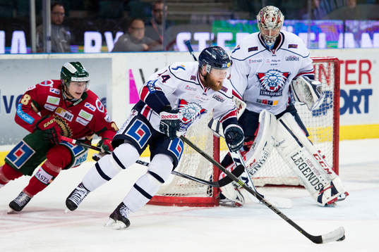 Linköpings Jonas Junland går ifrån Frölundas Anton Blidh