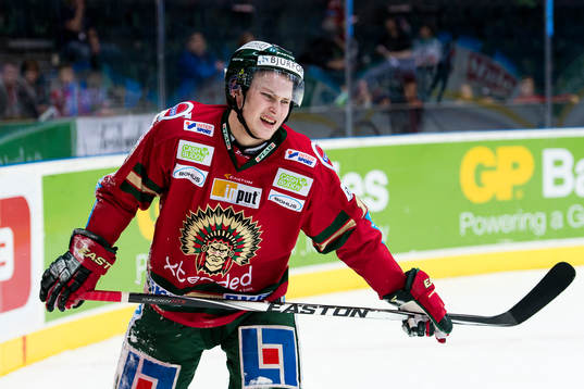 Frölundas Anton Blidh grinar illa