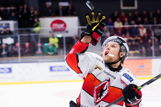 Karlskronas Mikael Kurki fångar pucken