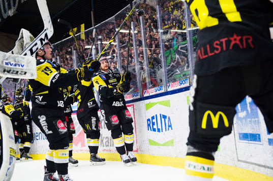 Västerås Erik Andersson och Jan Urbas jublar med publiken