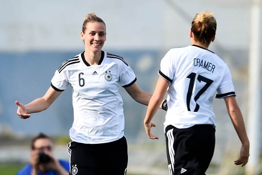Tysklands Simone Laudehr jublar efter 2-0