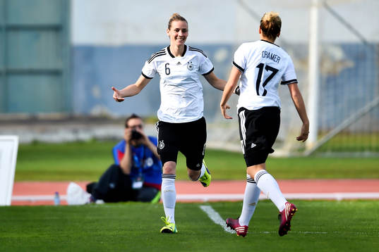 Tysklands Simone Laudehr jublar efter 2-0