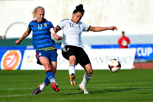Sveriges Caroline Seger vinner en duell mot Tysklands Celia Sasic och gör 2-1