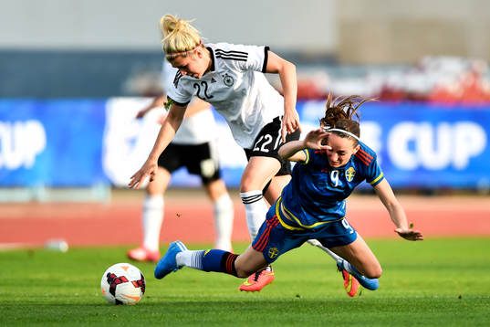 Tysklands Luisa Wensing och Sveriges Kosovare Asllani